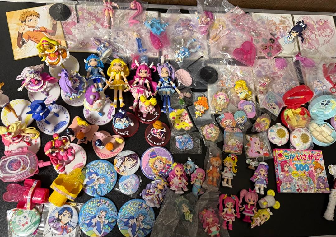 プリキュア グッズセット 大量　フィギュア　色紙　バッジ　　　 キーホルダー