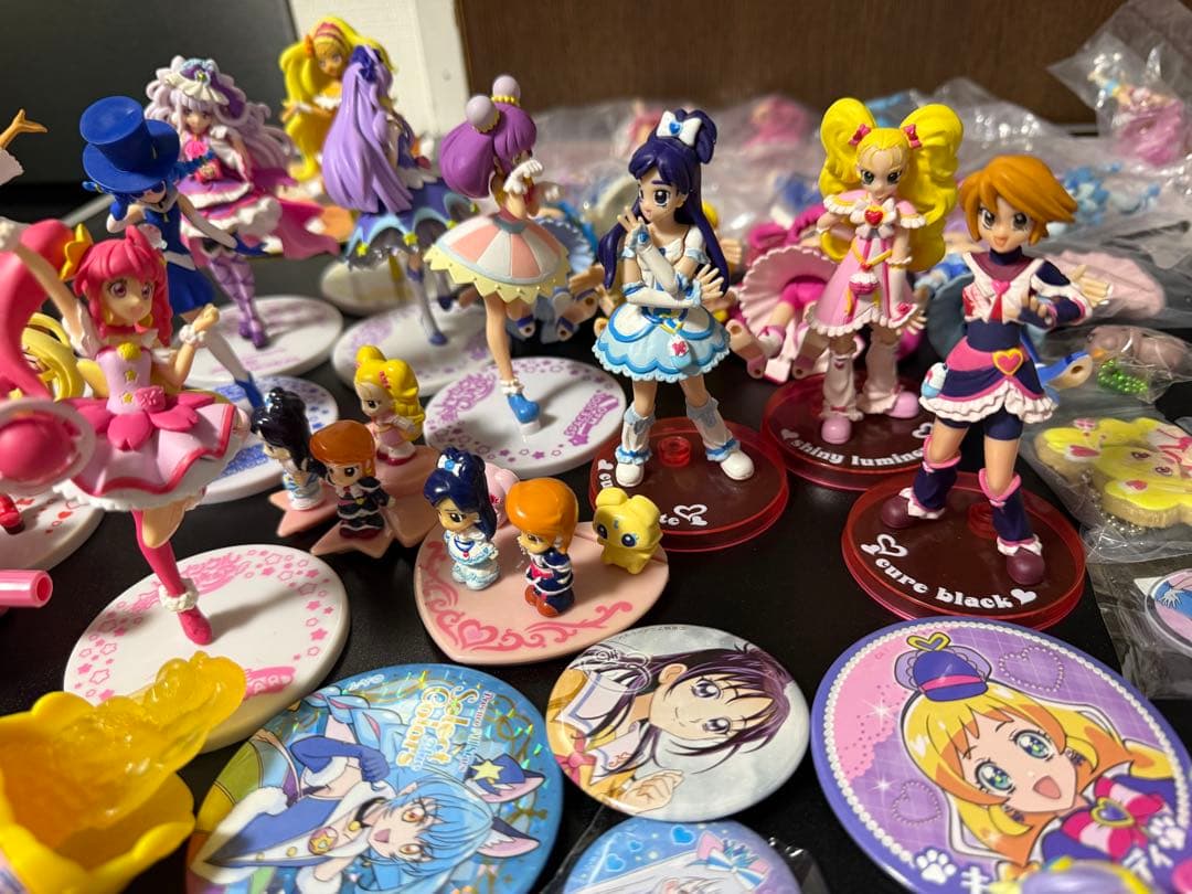 プリキュア グッズセット 大量　フィギュア　色紙　バッジ　　　 キーホルダー
