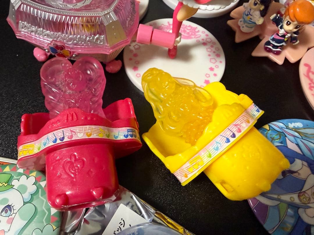 プリキュア グッズセット 大量　フィギュア　色紙　バッジ　　　 キーホルダー