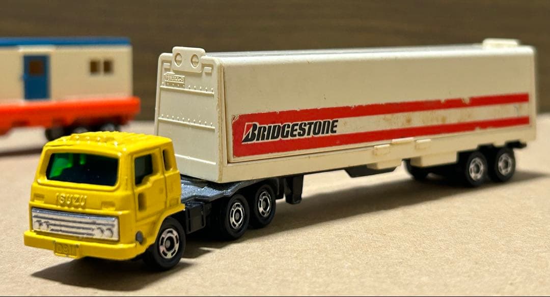 ロングトミカ いすゞ V12 ウイングルーフトレーラー 黄ヘッド