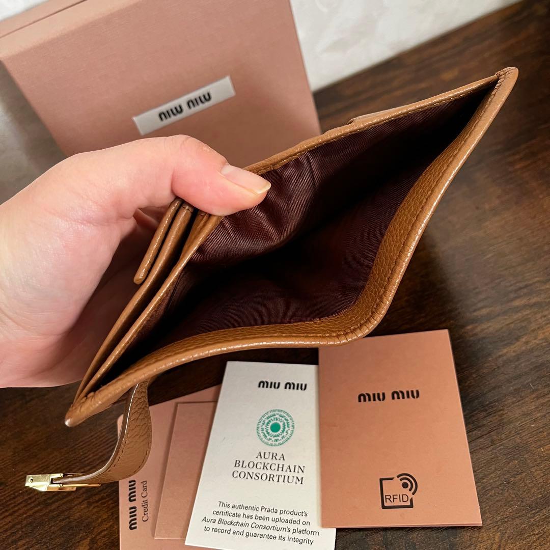 新品 miumiu ミュウミュウ レザー ミニ財布 二つ折り財布