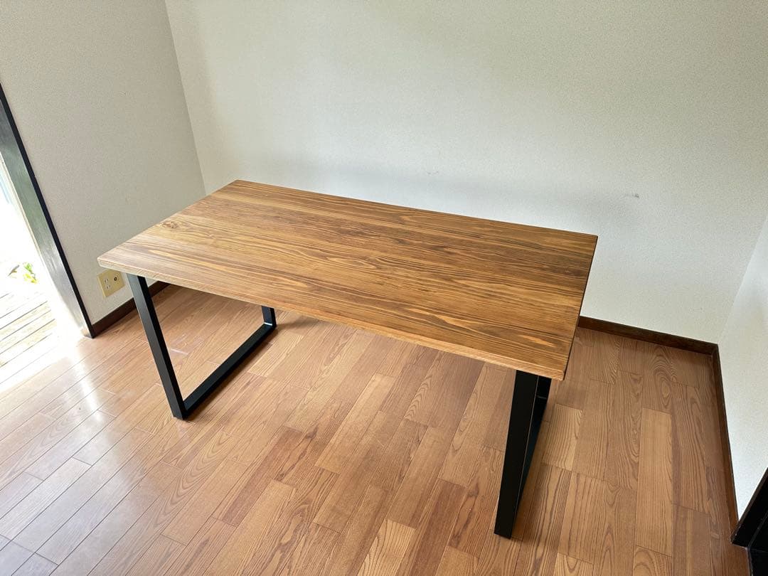無垢材ダイニングテーブル（140cm x 70cm）