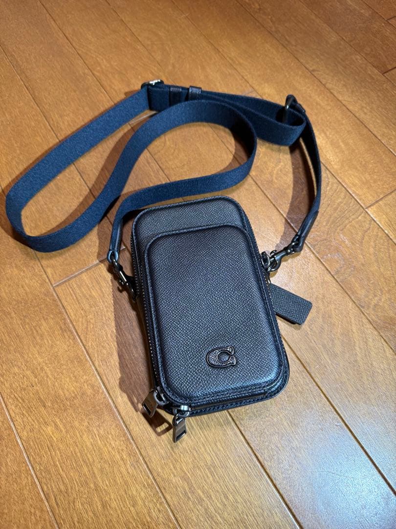COACH ブラック スマホショルダーバッグ　セール中