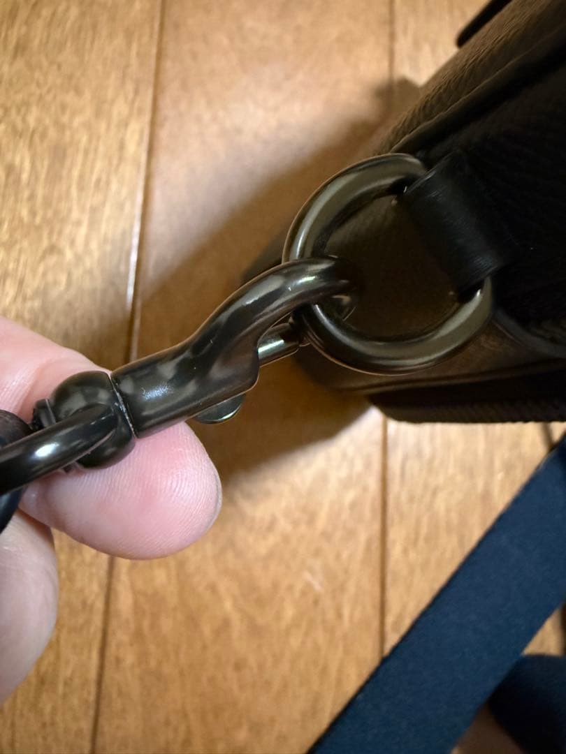 COACH ブラック スマホショルダーバッグ　セール中