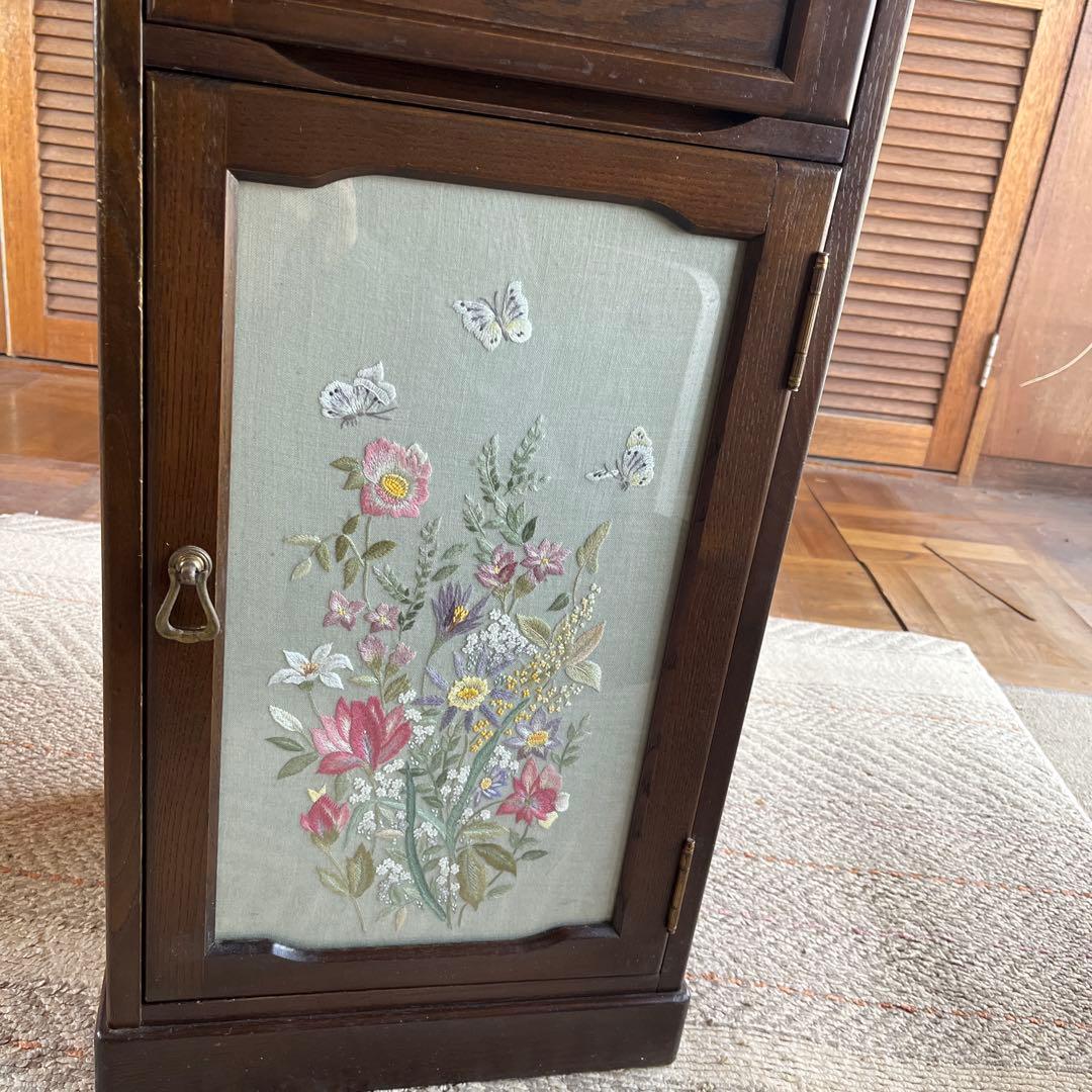 戸塚刺繍　花柄刺繍付き木製キャビネット電話台