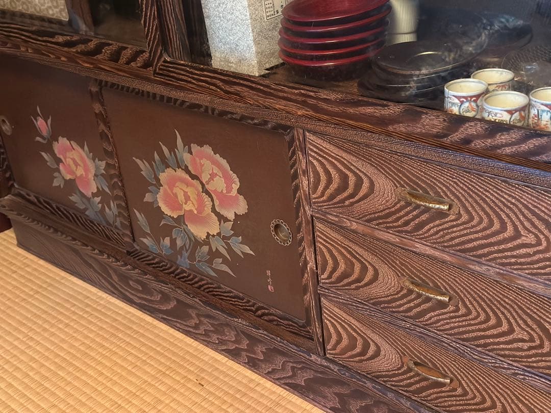 木製ガラス扉収納棚 花柄