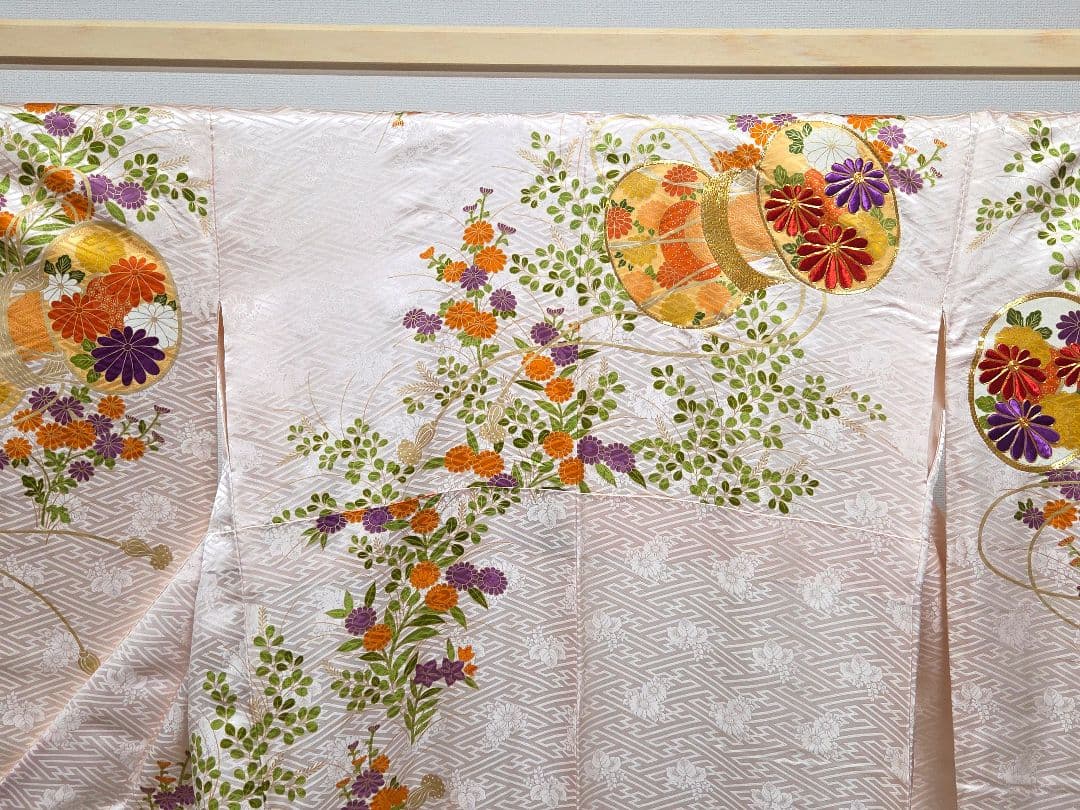 B◆着物くつろぎ 鼓に菊模様 金彩 金駒刺繍 白 袷 正絹 成人式 振袖 着物