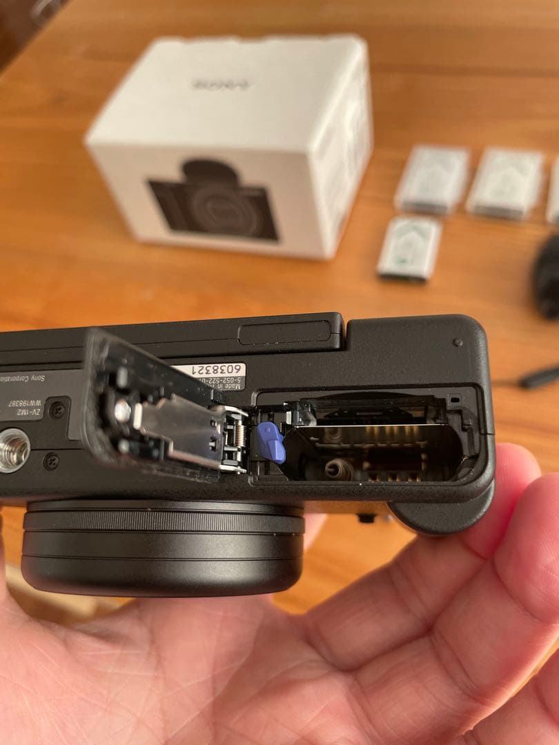 [美品]SONY ZV-1M2 + バッテリー x 5 (純正品)