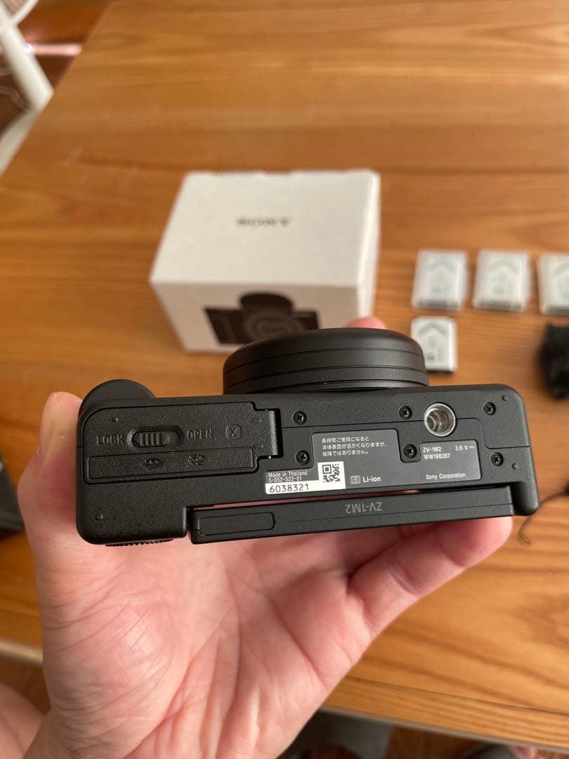 [美品]SONY ZV-1M2 + バッテリー x 5 (純正品)