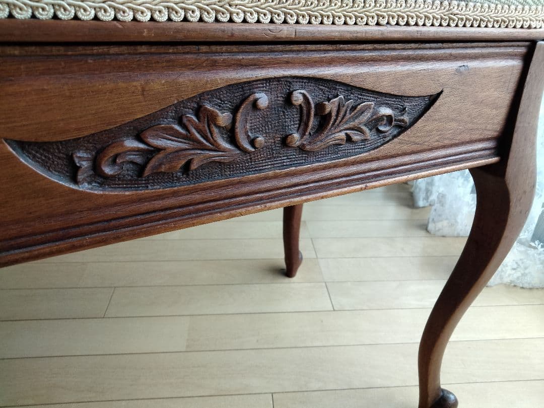 イギリスからの収納できるビンテ−ジスツ−ル、秘密の物入れ、刺繍