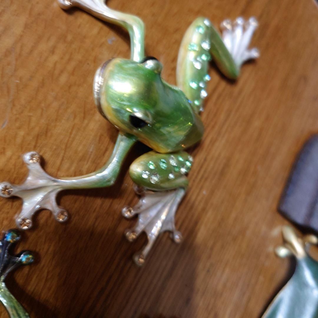 緑色のエナメル製カエルの置物2点