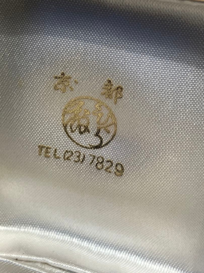 小さなエメラルドと小さなダイヤのリング