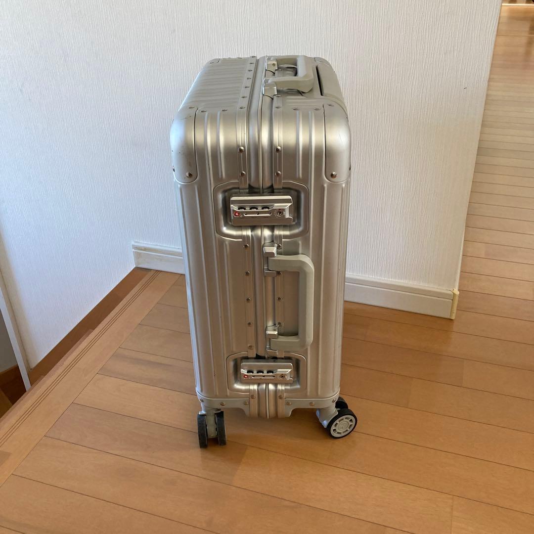 リモワ トパーズ比較◎ メルセデスベンツ アルミ スーツケース　人と差がつく！！