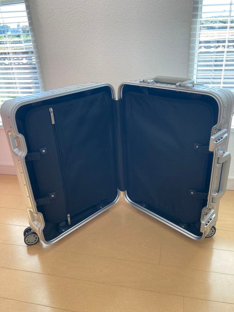 リモワ トパーズ比較◎ メルセデスベンツ アルミ スーツケース　人と差がつく！！