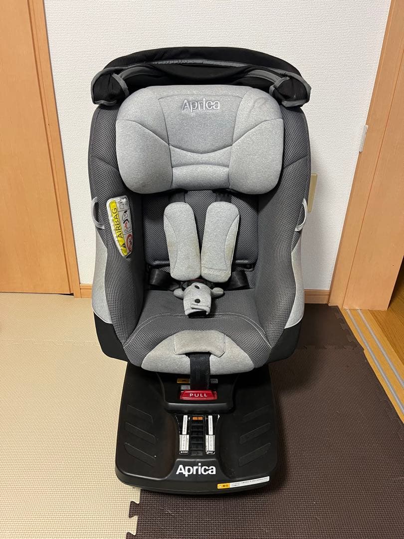 週末限定値下げ！Aprica クルリラ チャイルドシート グレー　ガイドキャップ