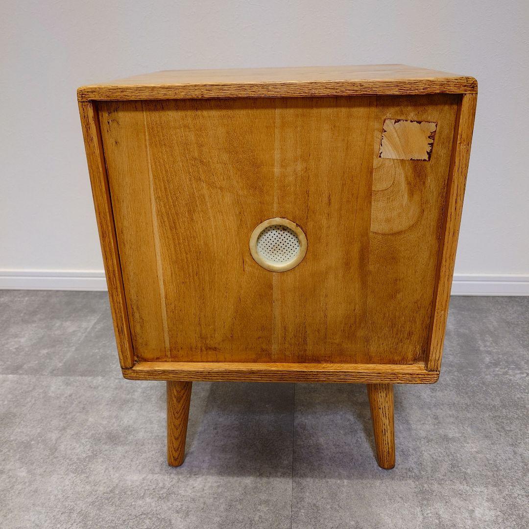 ヴィンテージ家具のラタン編みサイドテーブル