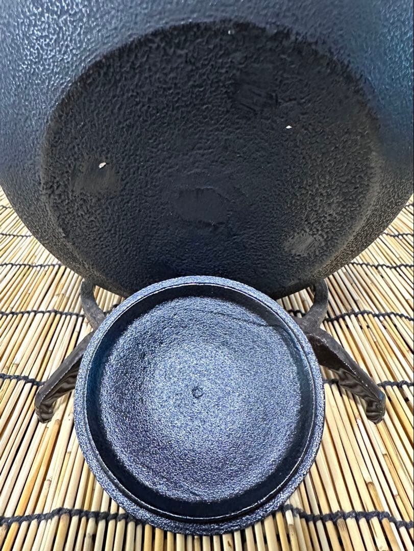 未使用品、供箱、栞付　南部及春南部宝星堂造　２２型　平丸菊　鉄瓶　南部鉄瓶