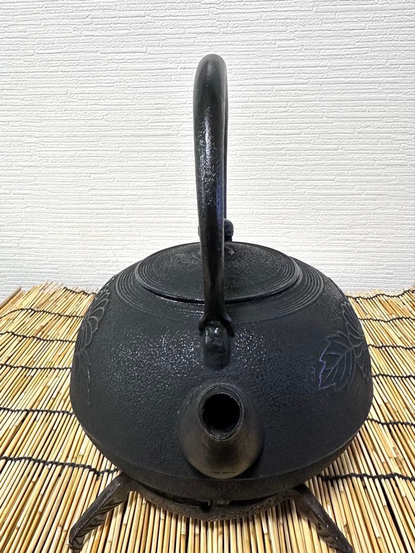 未使用品、供箱、栞付　南部及春南部宝星堂造　２２型　平丸菊　鉄瓶　南部鉄瓶