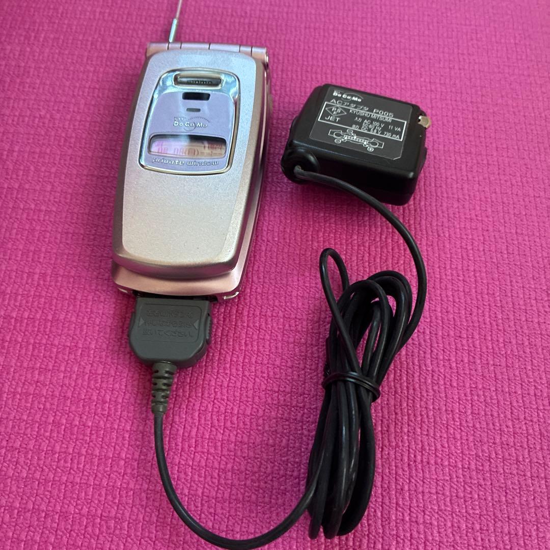 美品 レアドコモ docomo P211i ピンク　ガラケー 携帯、充電器セット
