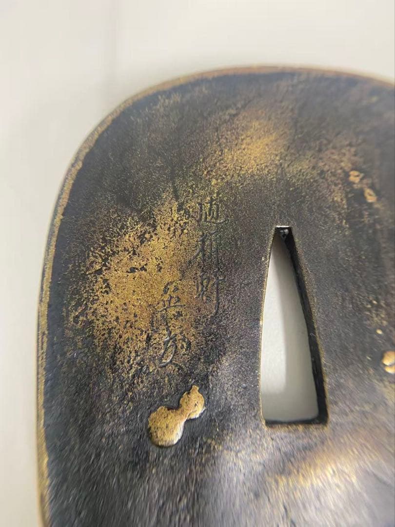 在銘　武士の顔彫刻 鍔(つば) 楕円形