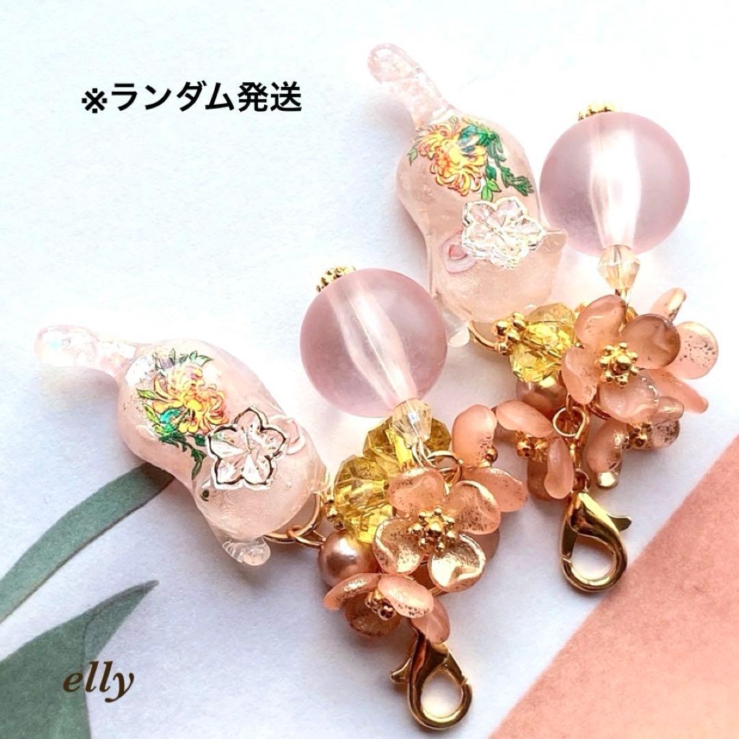 【ひな様】1625.天然石　水晶　和柄　牡丹　じゃれ猫　レジン　キーホルダー