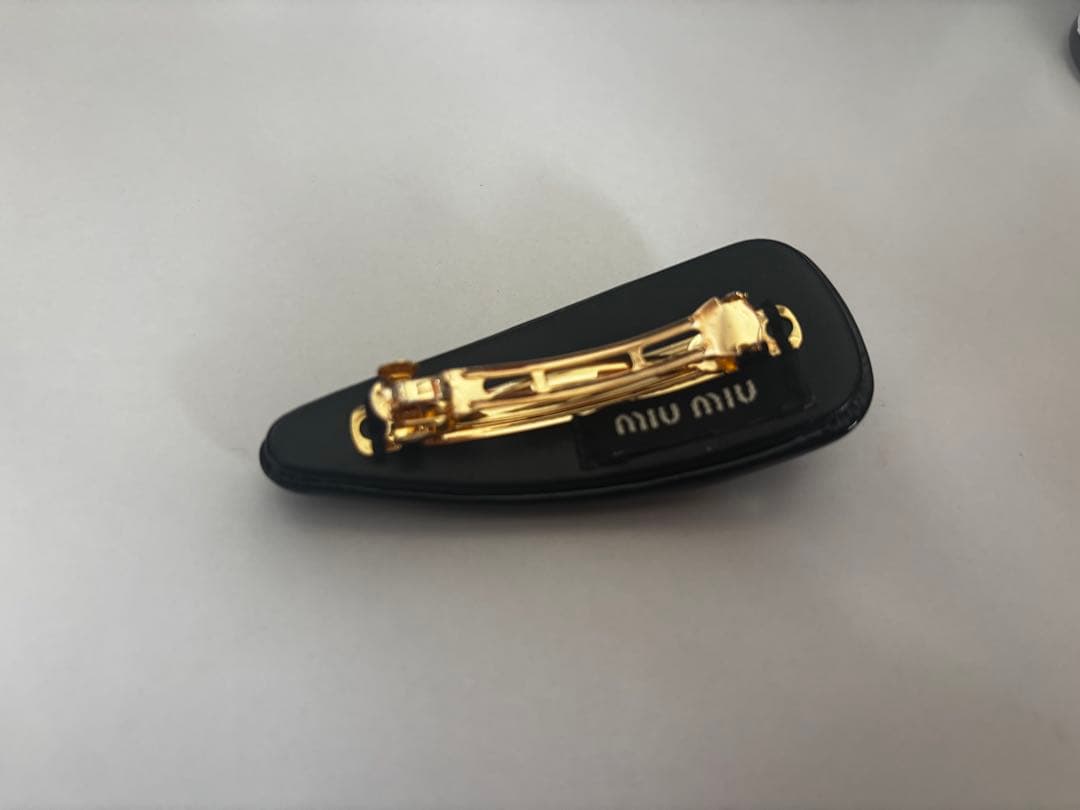 miu miu パテントレザーヘアクリップ 黒　箱無し