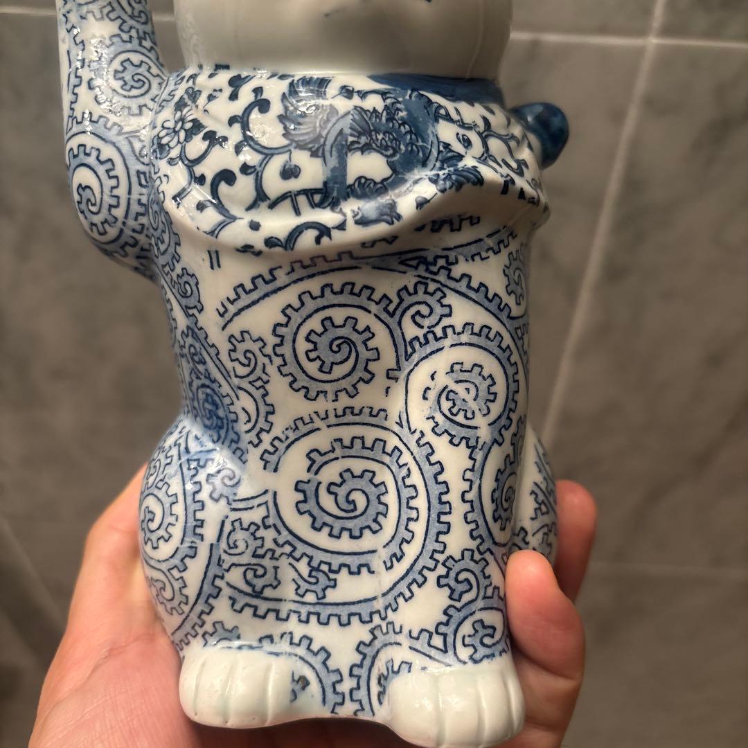 アンティーク　瞳やまつ毛、ヒゲ、体の唐草模様が美しい陶磁器の招き猫