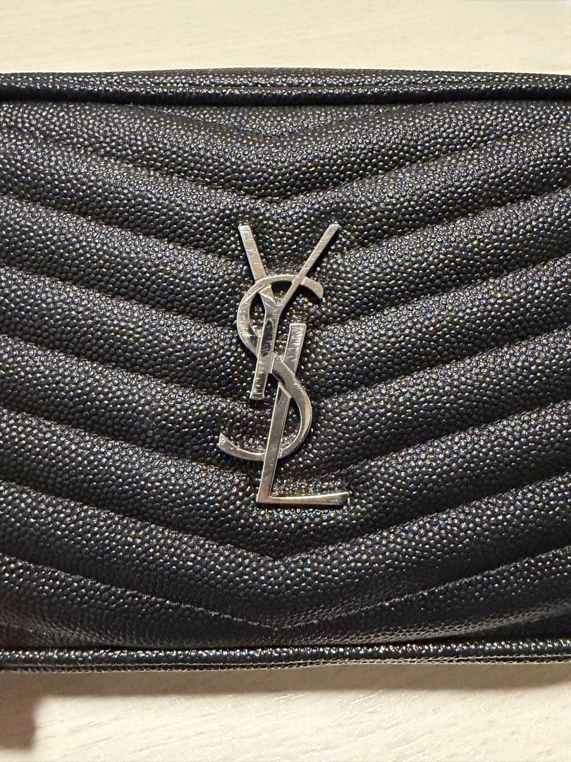 YVES SAINT LAURENTルー レザー Vステッチ ショルダーバッグ