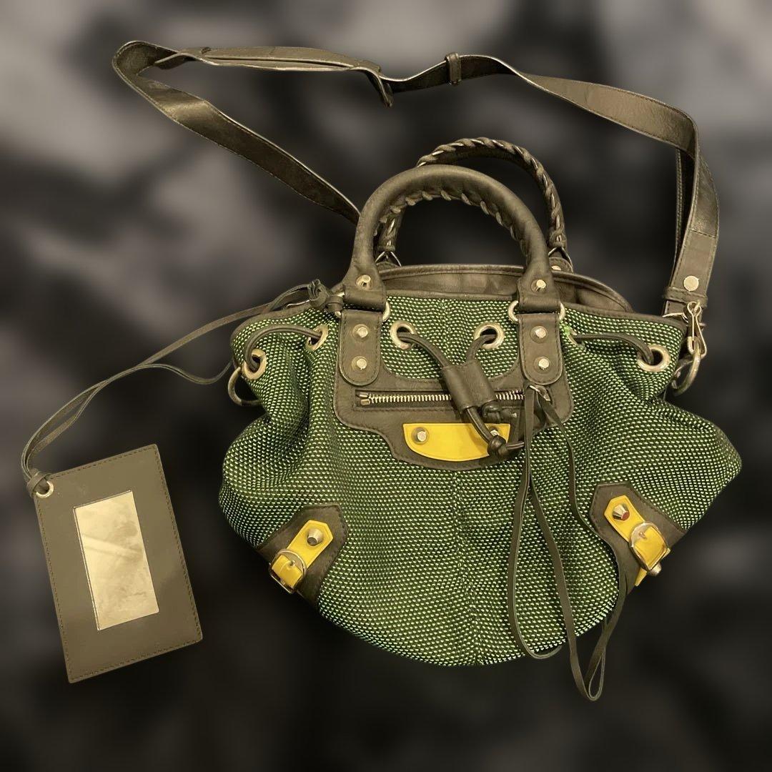 バレンシアガ ミニポンポン