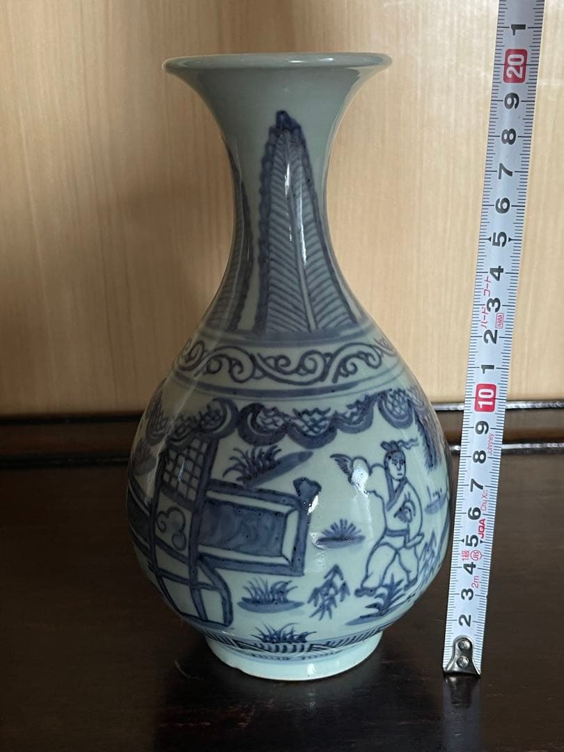 青白磁 花瓶 人物と風景の絵柄