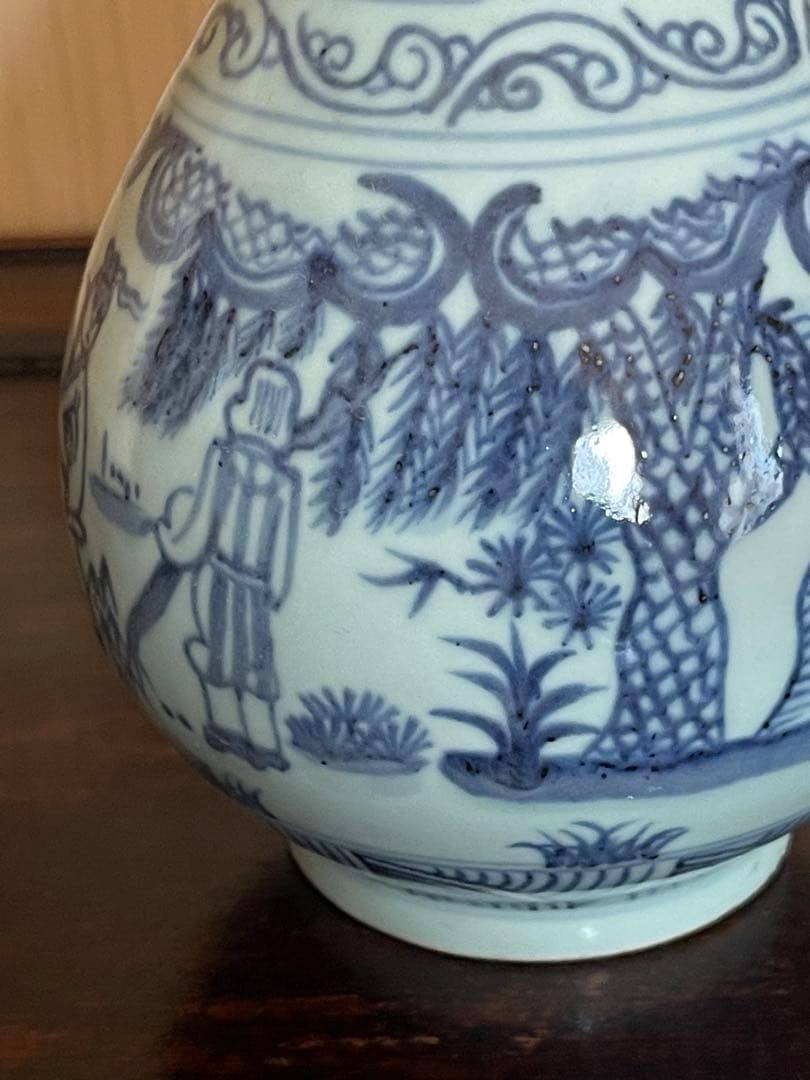 青白磁 花瓶 人物と風景の絵柄