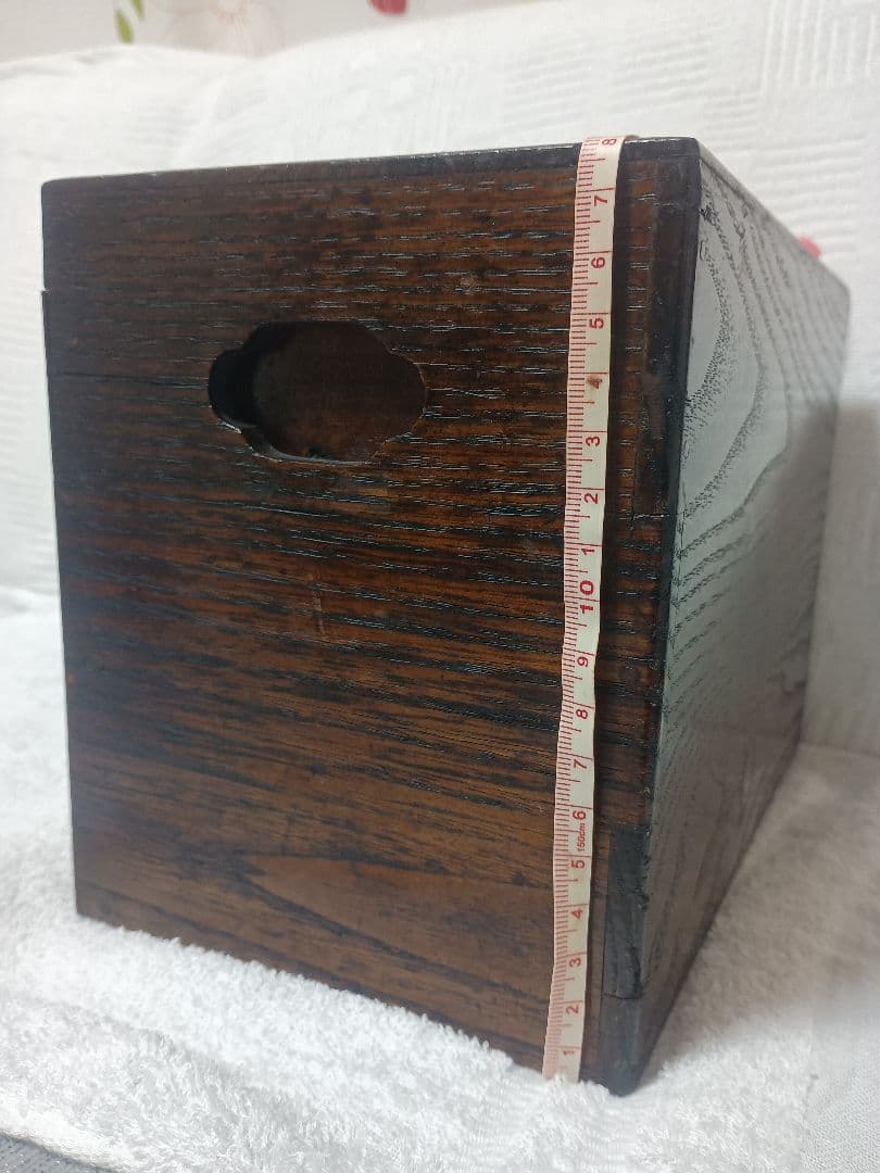 唐木の時代物箪笥(硯箱) 上の引き出右左押て出ます とても可愛ナスのすまみ付