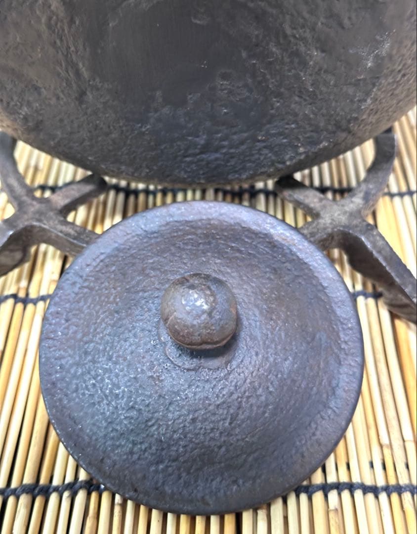 未使用品、供箱等付属品付　岩手県奥州 佐秋鋳造所 佐藤守巨造 真作保証　南部鉄瓶