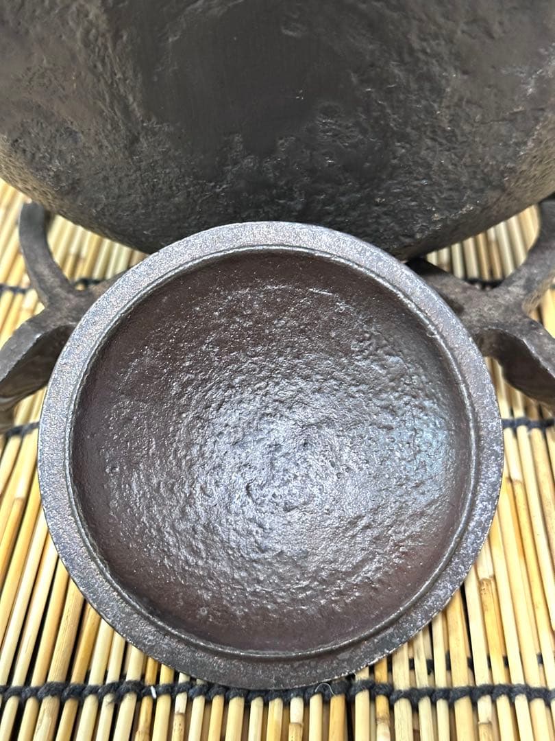 未使用品、供箱等付属品付　岩手県奥州 佐秋鋳造所 佐藤守巨造 真作保証　南部鉄瓶