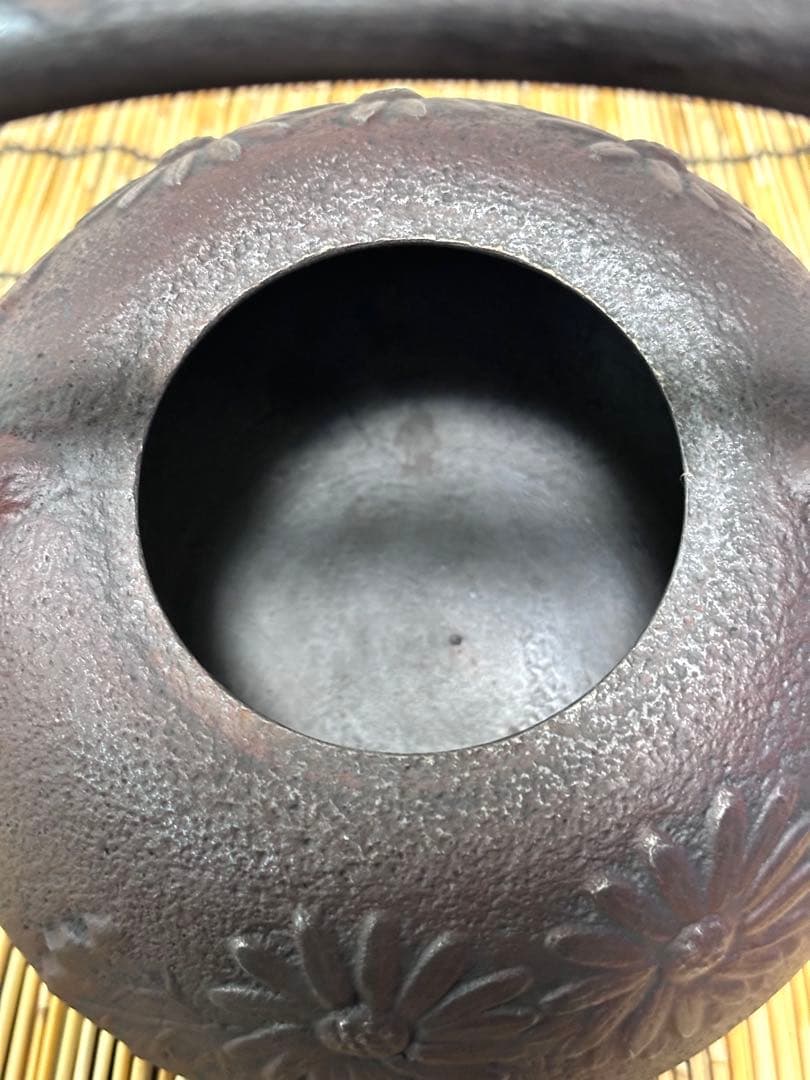 未使用品、供箱等付属品付　岩手県奥州 佐秋鋳造所 佐藤守巨造 真作保証　南部鉄瓶