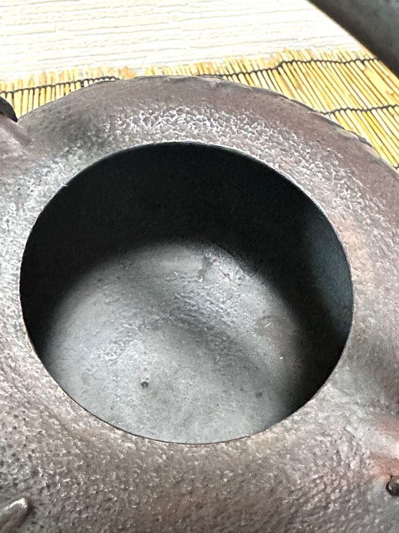 未使用品、供箱等付属品付　岩手県奥州 佐秋鋳造所 佐藤守巨造 真作保証　南部鉄瓶