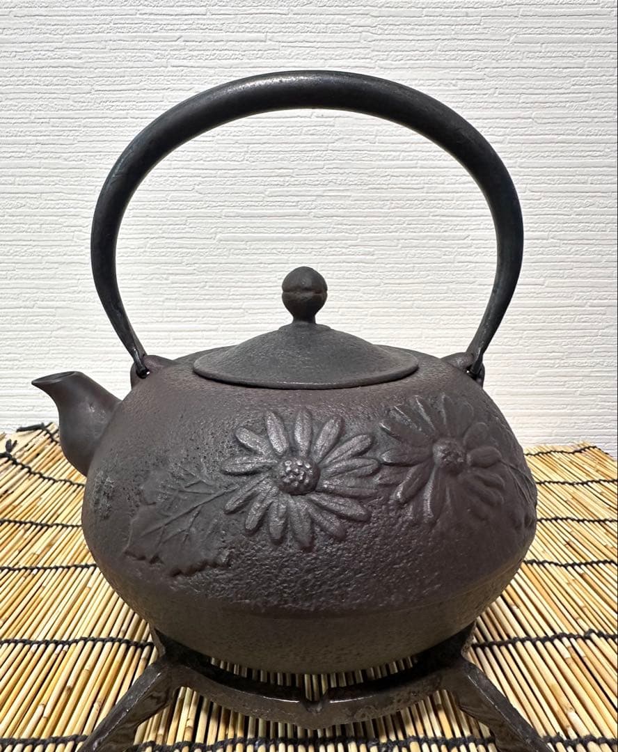 未使用品、供箱等付属品付　岩手県奥州 佐秋鋳造所 佐藤守巨造 真作保証　南部鉄瓶