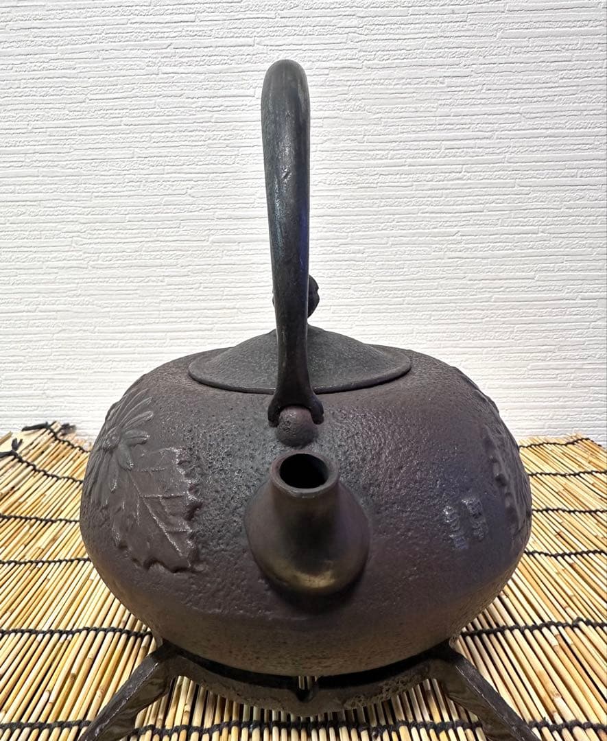 未使用品、供箱等付属品付　岩手県奥州 佐秋鋳造所 佐藤守巨造 真作保証　南部鉄瓶