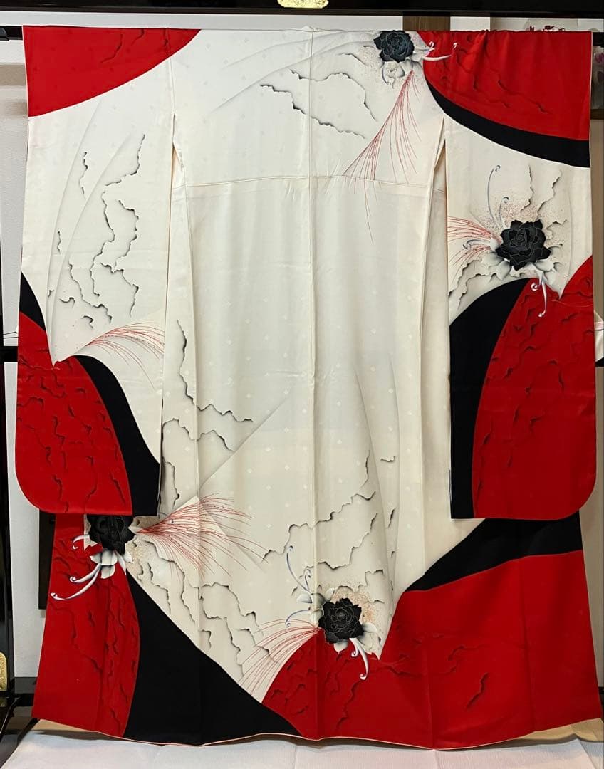 赤白黒 花模様　ブランド　振袖