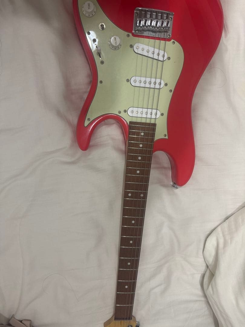 レッドエレキギターとギターケース