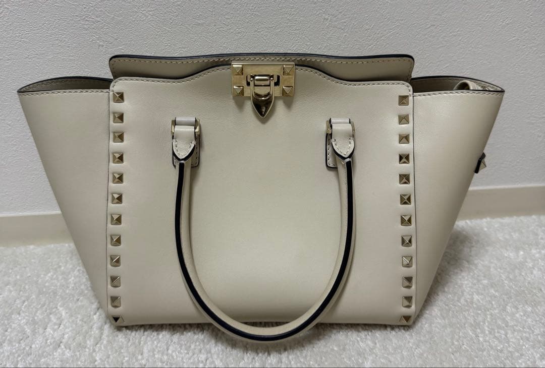V*様 ヴァレンティノ　ロックスタッズ　バッグ　ハンドバッグ