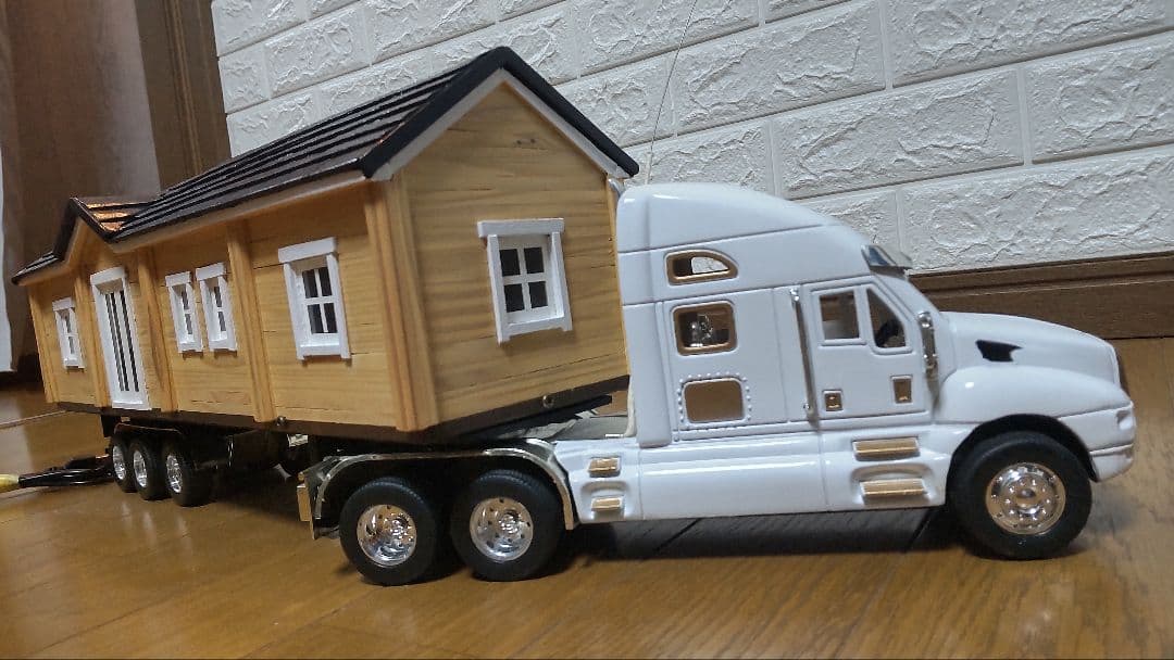 RCトレーラー1/32Scale　木造トレーラーハウス（サービス品・飾り用地付）