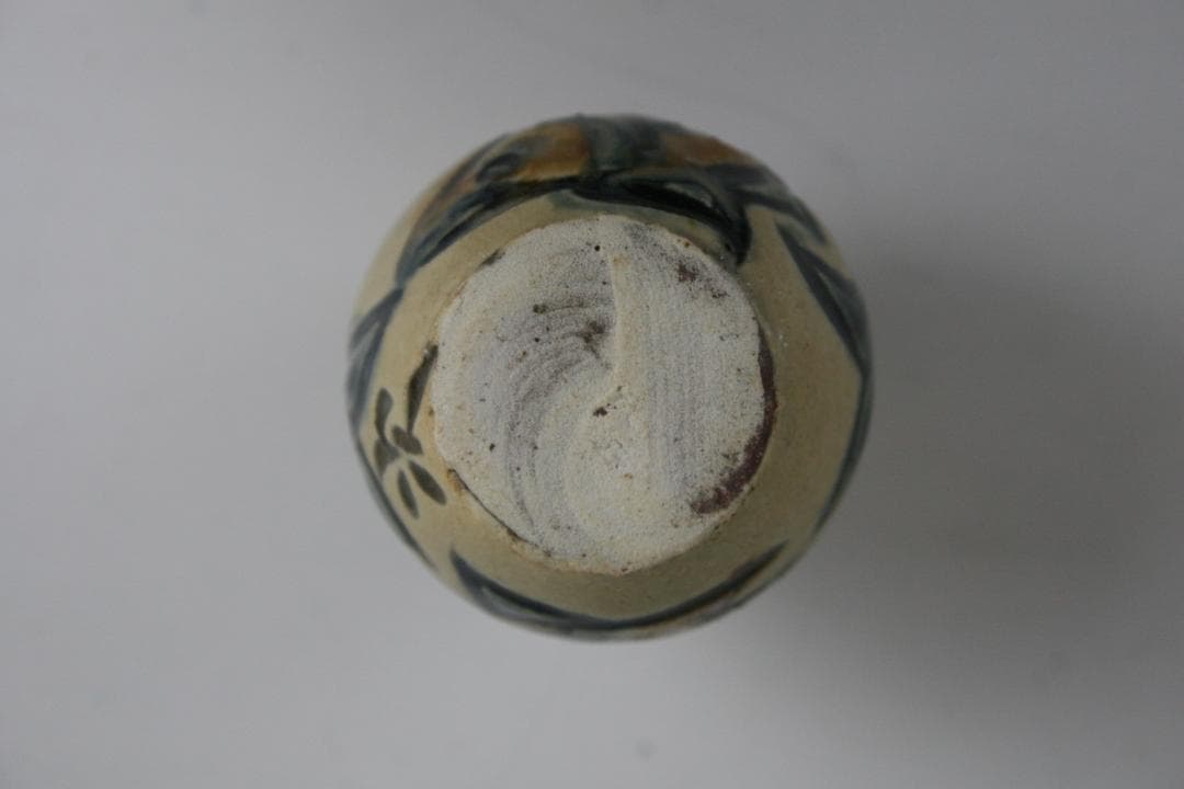 壺屋焼 人間国宝 金城次郎 作　魚文小壺（楊枝壺）