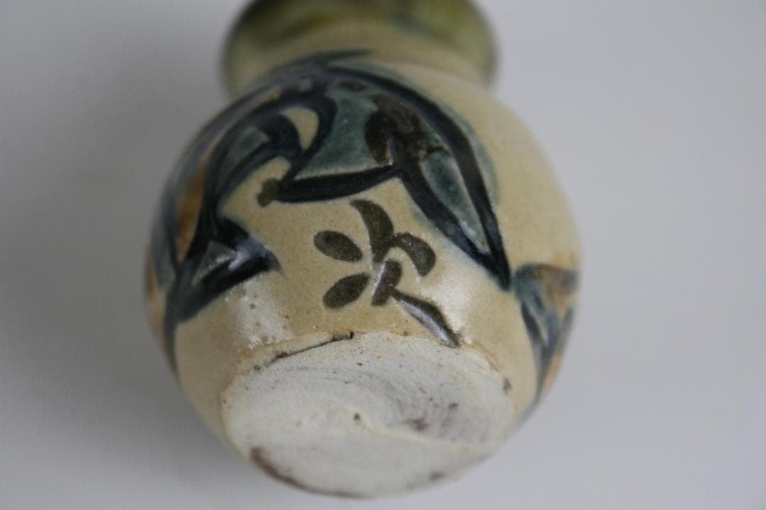 壺屋焼 人間国宝 金城次郎 作　魚文小壺（楊枝壺）