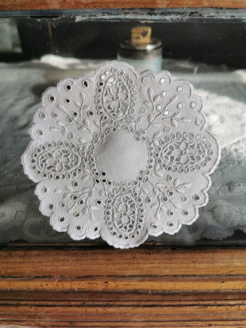 アンティーク オープンカットワーク アイレット刺繍 フラワーリム リネンドイリー