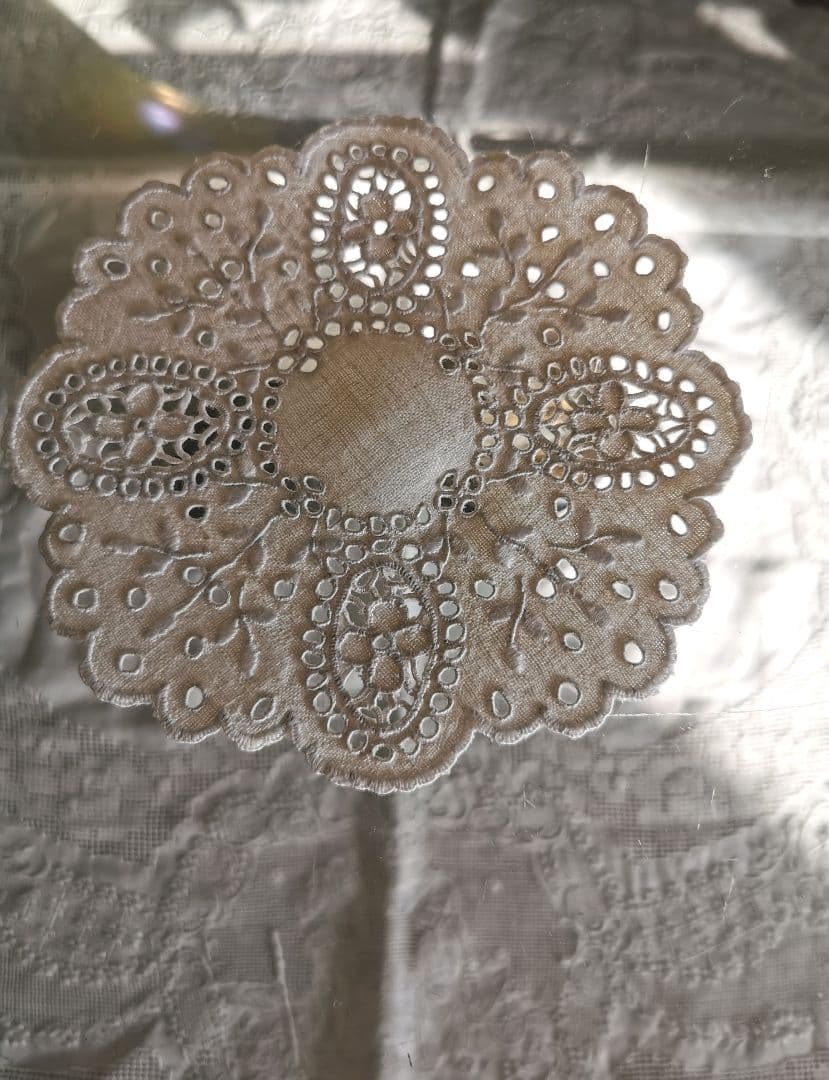 アンティーク オープンカットワーク アイレット刺繍 フラワーリム リネンドイリー