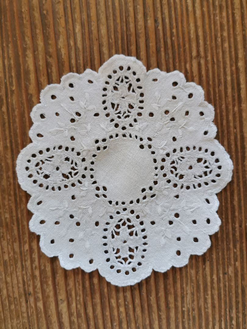 アンティーク オープンカットワーク アイレット刺繍 フラワーリム リネンドイリー