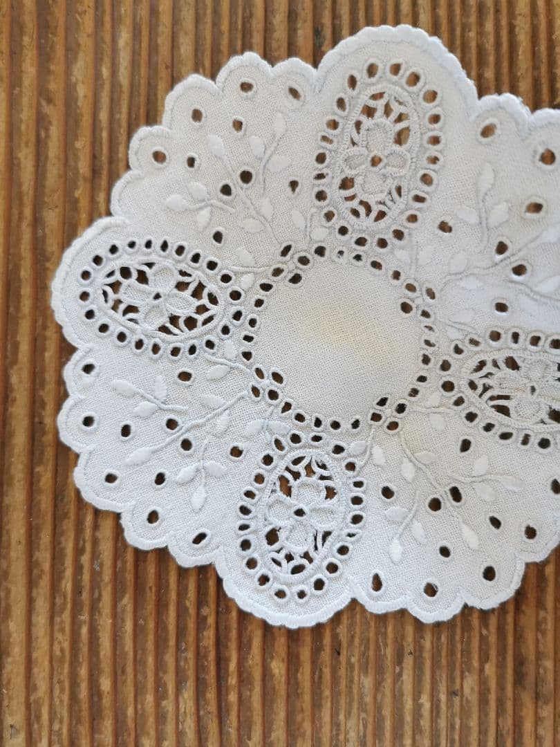 アンティーク オープンカットワーク アイレット刺繍 フラワーリム リネンドイリー