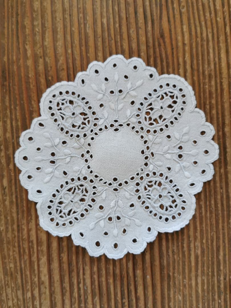 アンティーク オープンカットワーク アイレット刺繍 フラワーリム リネンドイリー
