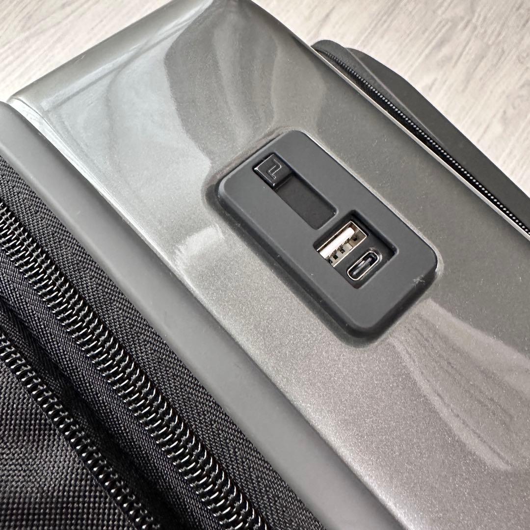 ポルシェ キャリーケース 中型 フロントオープン 充電ポート 拡張可能